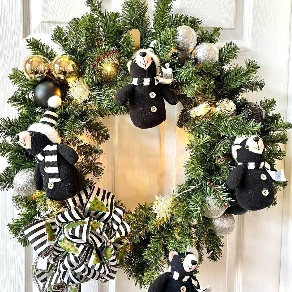 WREATH NWT BLACK, SILVER & WHITE 24” BEAR PRE-LIT WREATH